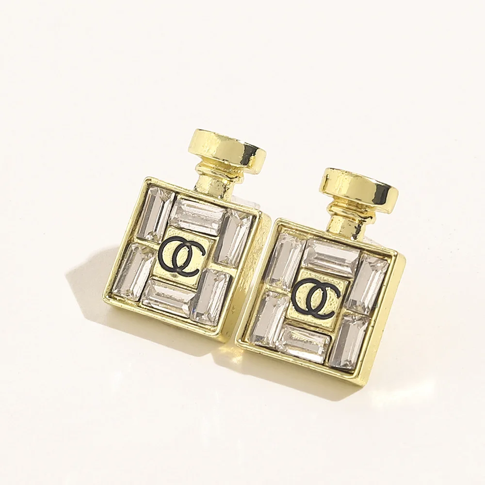 2022 Luxury Designer Perfume Bottle Shape Stud Earrings Brands 18k Gold Plated Crystal Double C Earrings For Women
2022 Luxury Designer Perfume Bottle Shape Stud Earrings Brands 18k Gold Plated Crystal Double C Earrings For Women