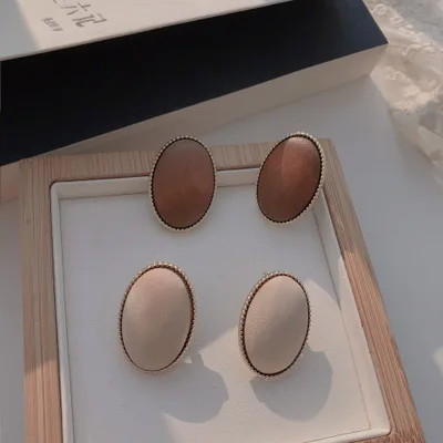 Vintage Trendy Morandi Color Oval Wooden Earrings Charm Round Button Wood Stud Earrings
Vintage Trendy Morandi Color Oval Wooden Earrings Charm Round Button Wood Stud Earrings