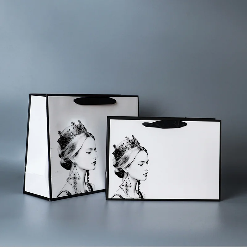 2022 High-end customized white luxury gift paper bag 
2022 High-end customized white luxury gift paper bag