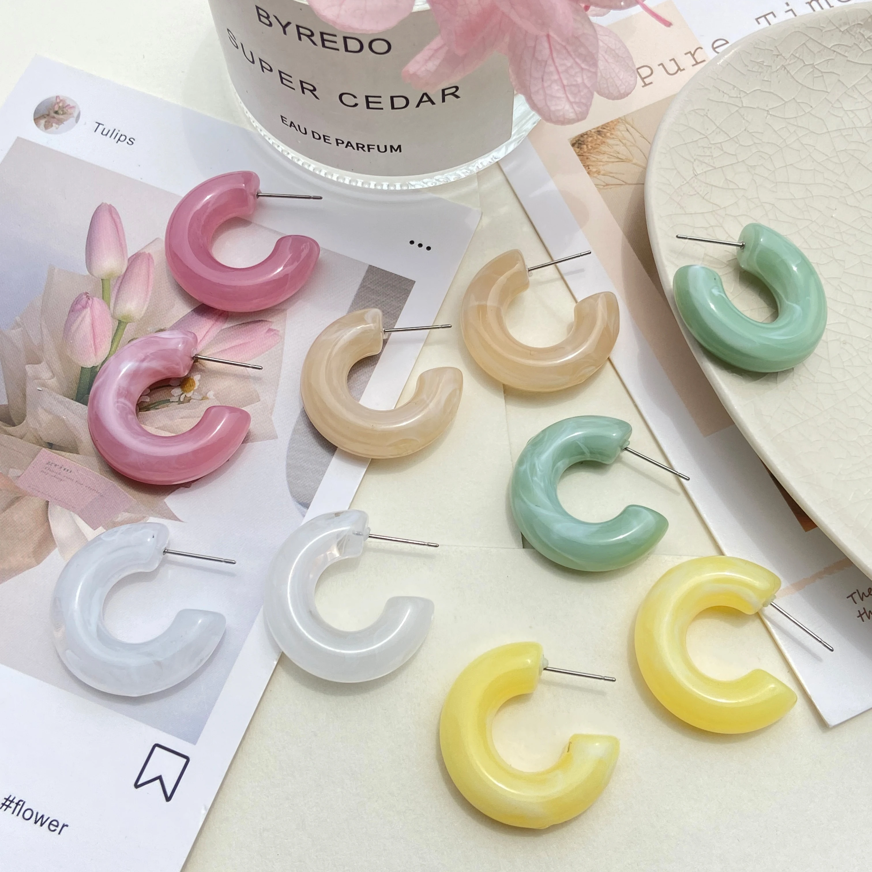 New Colorful Acrylic C-shaped hoop earrings new retro trend stud earrings elegant women, Beige, orange, green
New Colorful Acrylic C-shaped hoop earrings new retro trend stud earrings elegant women, Beige, orange, green