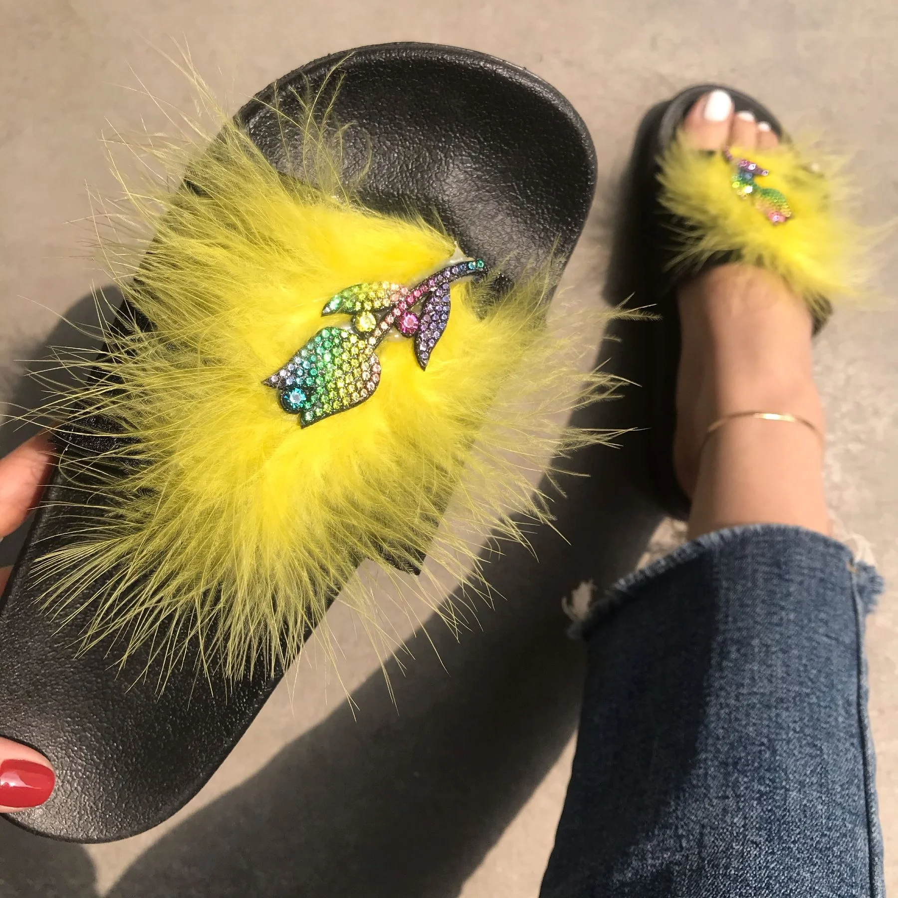 2021 New Fashion Women Slides with Fur and Leaf Diamond Flat Slippers Lady Flip Flops for Girls
2021 New Fashion Women Slides with Fur and Leaf Diamond Flat Slippers Lady Flip Flops for Girls