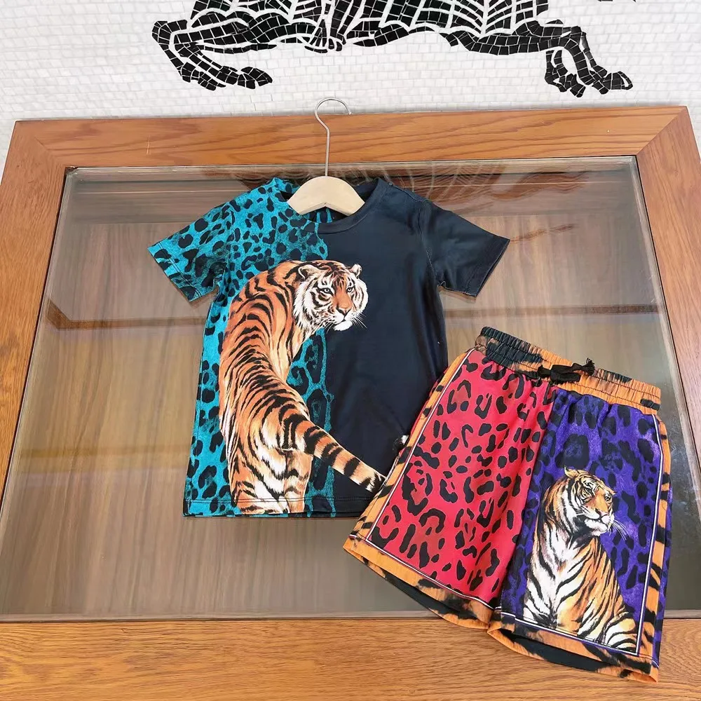 Children's summer clothes tiger leopard print short sleeve T-shirt loose round neck top + Capri Pants Boys' and girls' set, Picture shows
Children's summer clothes tiger leopard print short sleeve T-shirt loose round neck top + Capri Pants Boys' and girls' set, Picture shows