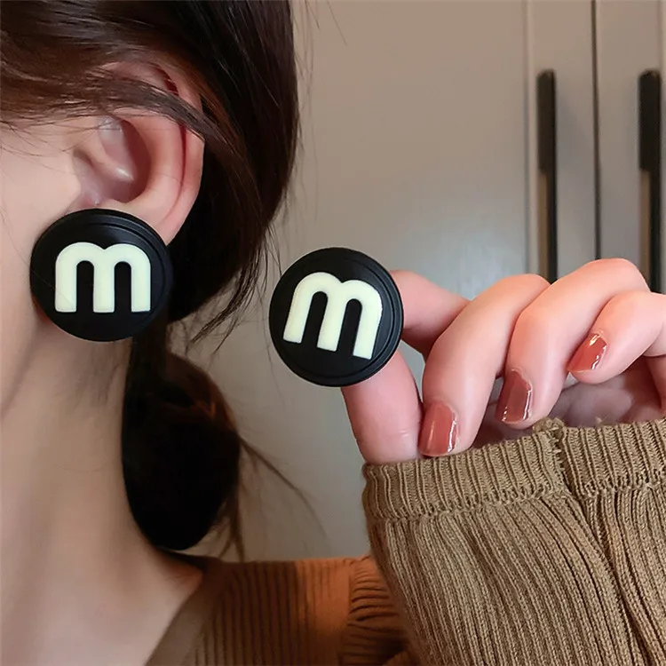 New Simple Fashion Enamel Black White M Letter Alphabet Stud Earrings For Women Zircon Designs G Jewelry C C Earring Wedding
New Simple Fashion Enamel Black White M Letter Alphabet Stud Earrings For Women Zircon Designs G Jewelry C C Earring Wedding
