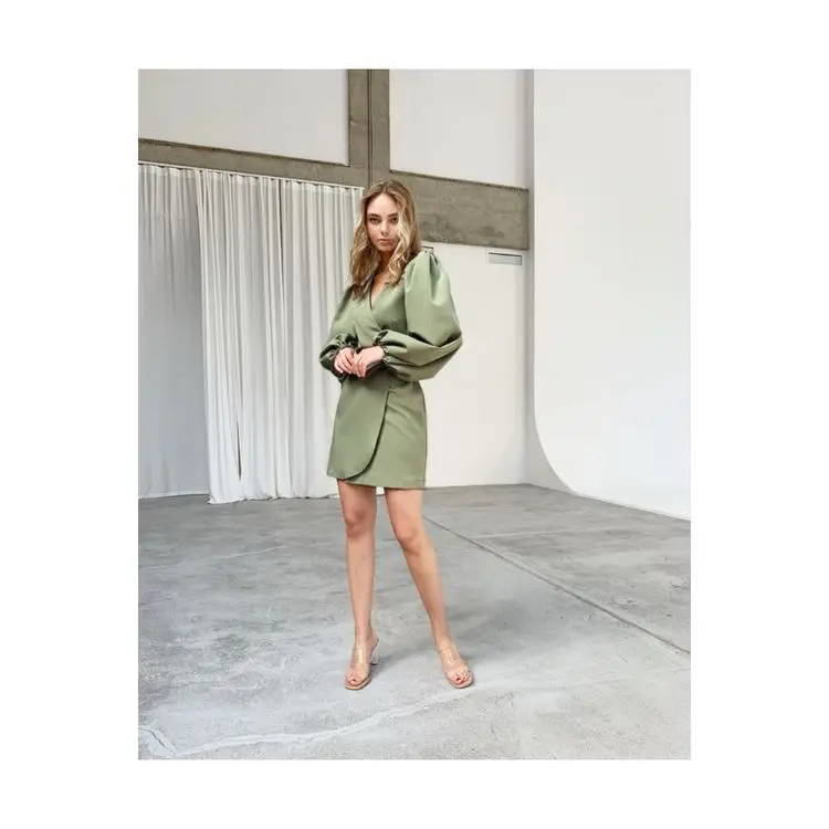 2021 high quality custom women's v-neck high waist lantern sleeve long sleeve dress
2021 high quality custom women's v-neck high waist lantern sleeve long sleeve dress