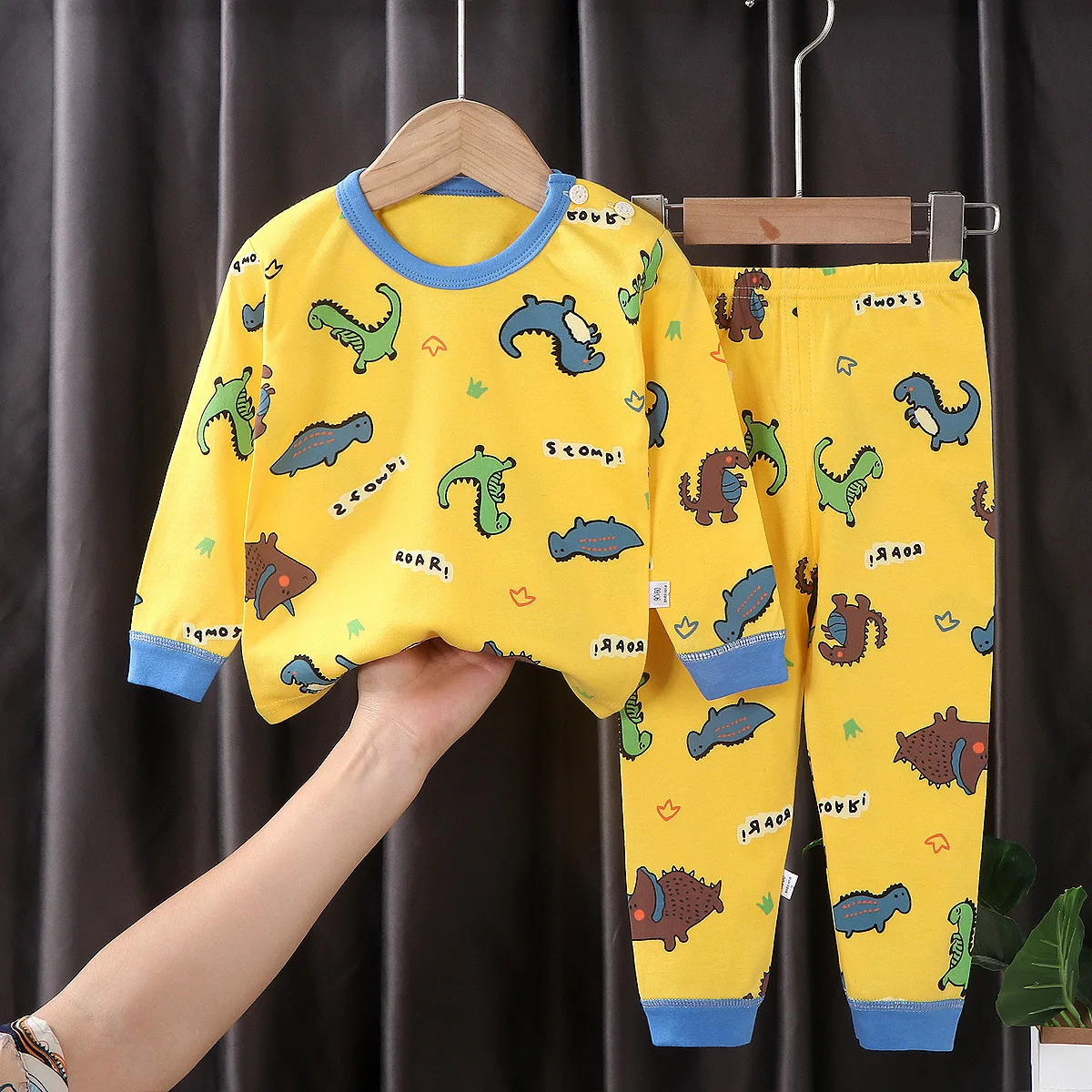 Spring winter cotton long sleeves Cartoon print baby clothes sets Unisex Kids Clothing Sets boys
Spring winter cotton long sleeves Cartoon print baby clothes sets Unisex Kids Clothing Sets boys