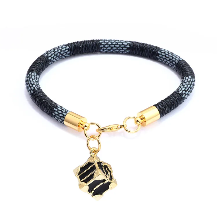 2021 new fashion striped PU leather cord bracelet electroplating 14K real gold square bag pendant bracelet, Picture shows
2021 new fashion striped PU leather cord bracelet electroplating 14K real gold square bag pendant bracelet, Picture shows