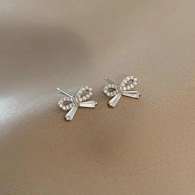 Simple Fashion Sterling Silver Plated Cubic Zircon Bowknot Earrings Iced Out Crystal Bowtie Stud Earrings For Women
Simple Fashion Sterling Silver Plated Cubic Zircon Bowknot Earrings Iced Out Crystal Bowtie Stud Earrings For Women