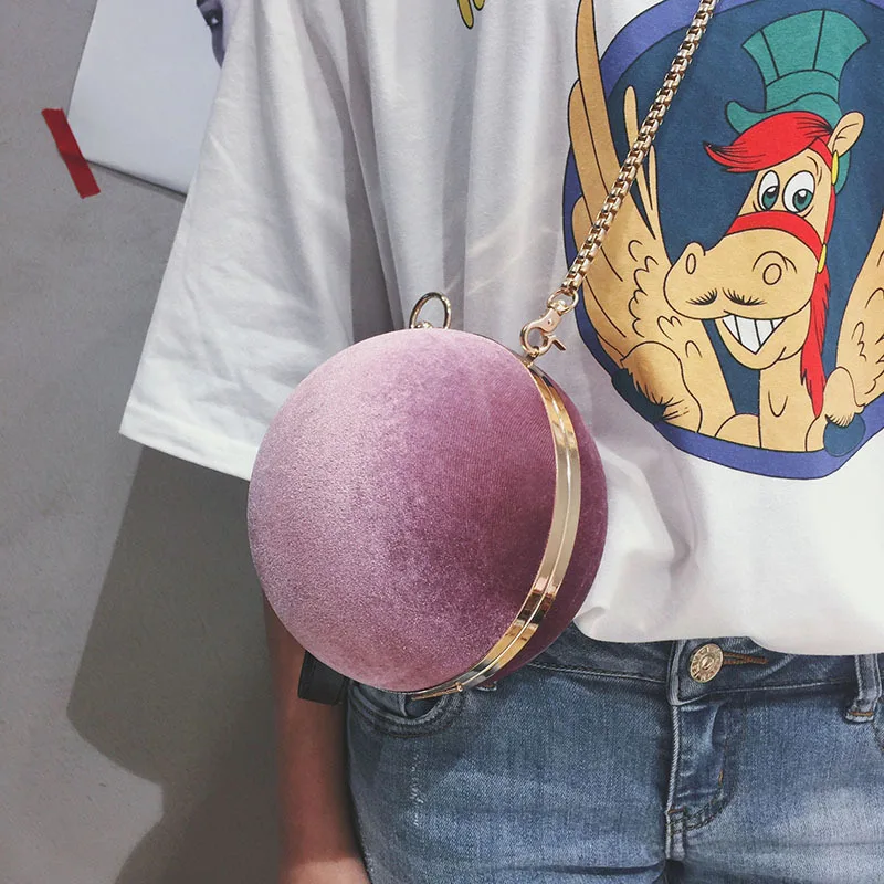 The manufacturer wholesale 2021 new INS trend velvet ball shoulder bag star with the same personality chain cross-body bag, Picture
The manufacturer wholesale 2021 new INS trend velvet ball shoulder bag star with the same personality chain cross-body bag, Picture