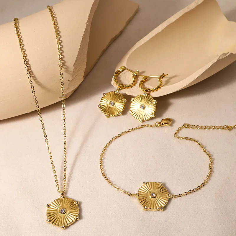 14K Gold Fashion Radial Line Diamond Necklace Bracelet Earrings Stainless Steel Wedding Jewelry Set
14K Gold Fashion Radial Line Diamond Necklace Bracelet Earrings Stainless Steel Wedding Jewelry Set