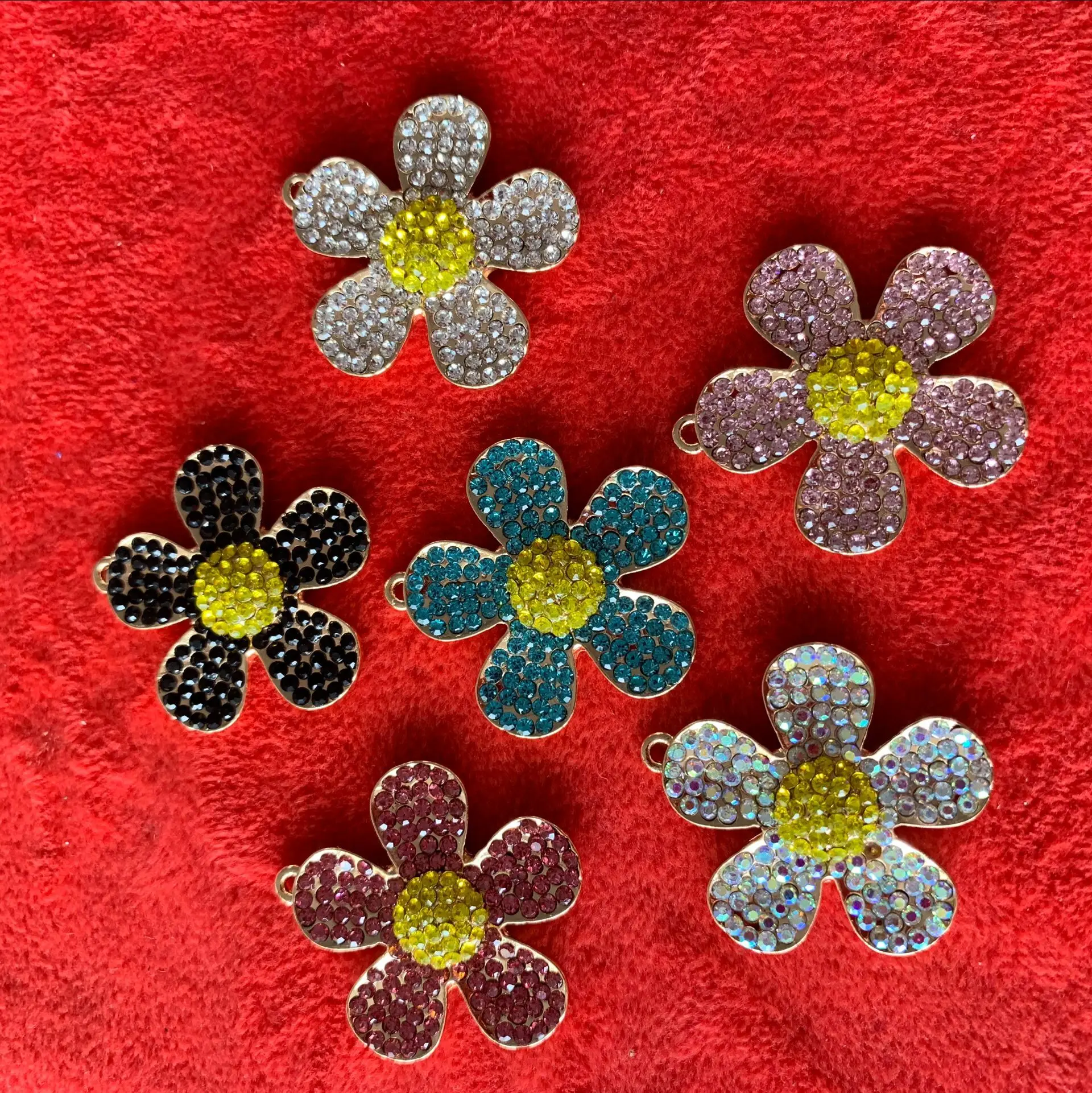 2020 new arrival full crystals paved 5-petal flower charms luxury bling crystal flower charms high end rhinestone flower charms
2020 new arrival full crystals paved 5-petal flower charms luxury bling crystal flower charms high end rhinestone flower charms