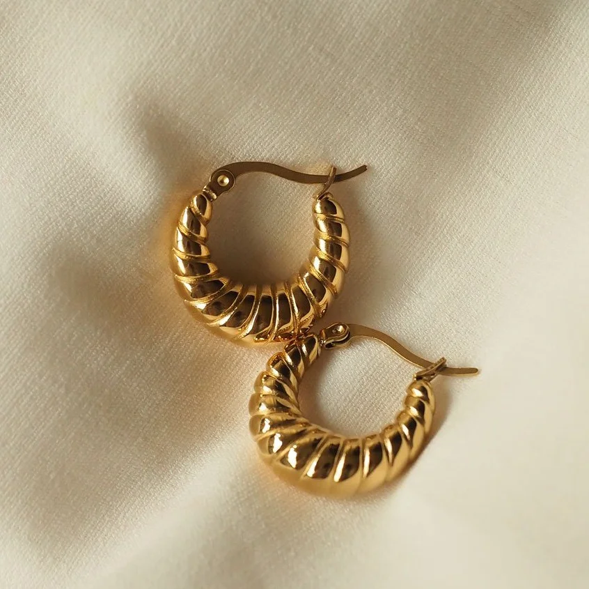 New Arrive Stainless Steel 18k Gold Plated Earrings Minimalist Design Women Croissant Hoop Earrings
New Arrive Stainless Steel 18k Gold Plated Earrings Minimalist Design Women Croissant Hoop Earrings