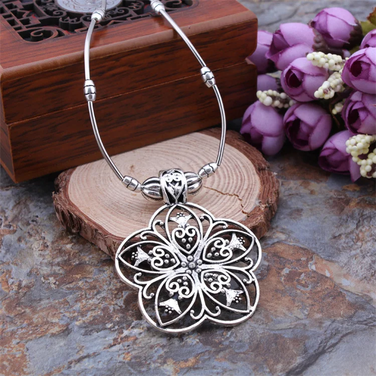 Retro Jewelry Tibetan Silver Alloy Hollow Nice Flower Chain Necklace Pendant Necklace for Lady Woman
Retro Jewelry Tibetan Silver Alloy Hollow Nice Flower Chain Necklace Pendant Necklace for Lady Woman