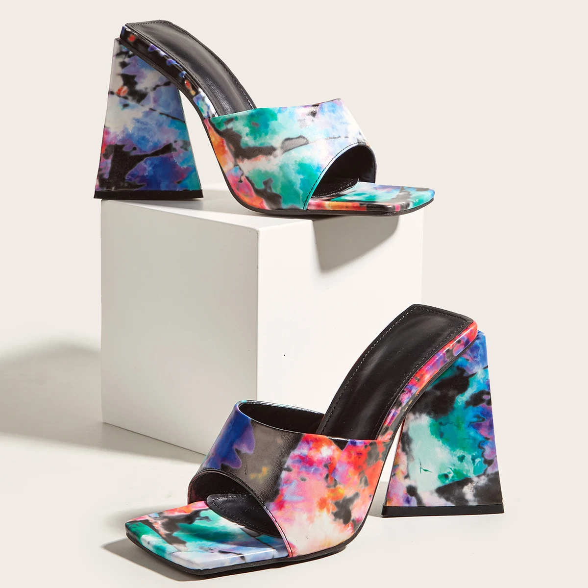 Fashion thick heel women's slippers 2022 new European and American catwalk triangular high-heeled sandals
Fashion thick heel women's slippers 2022 new European and American catwalk triangular high-heeled sandals