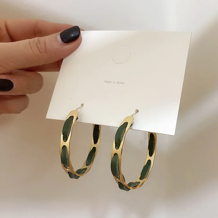 Vershal 2022 Fashion Trend Big Round Circle 18K Real Gold Plated Matt Leather Hoop Earrings For Women
Vershal 2022 Fashion Trend Big Round Circle 18K Real Gold Plated Matt Leather Hoop Earrings For Women