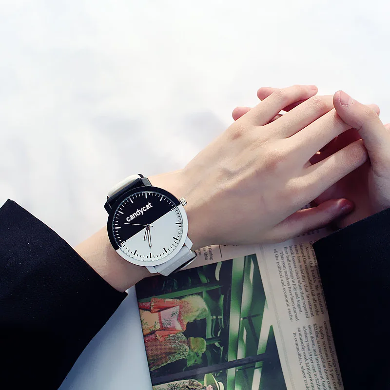 2020 New Design Minimal Fresh style black and white quartz watch Leather strap Decorative Watch
2020 New Design Minimal Fresh style black and white quartz watch Leather strap Decorative Watch