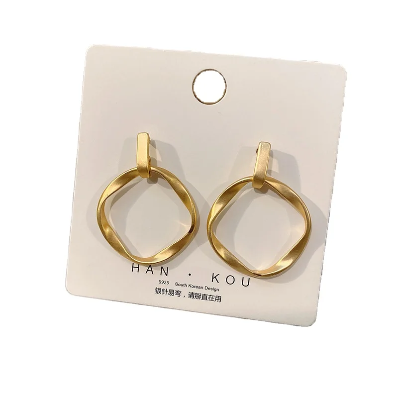 Retro geometric metal gold-plated earrings female 2021 new trend twisted big gold hoop earrings 2021
Retro geometric metal gold-plated earrings female 2021 new trend twisted big gold hoop earrings 2021