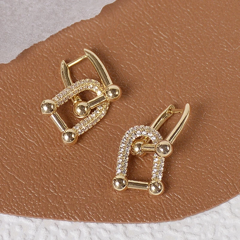 New Trendy Wedding Jewelry Gold Plated Crystal Lock Earrings Pave Zirconia Circle Link Drop Earring For Girls
New Trendy Wedding Jewelry Gold Plated Crystal Lock Earrings Pave Zirconia Circle Link Drop Earring For Girls