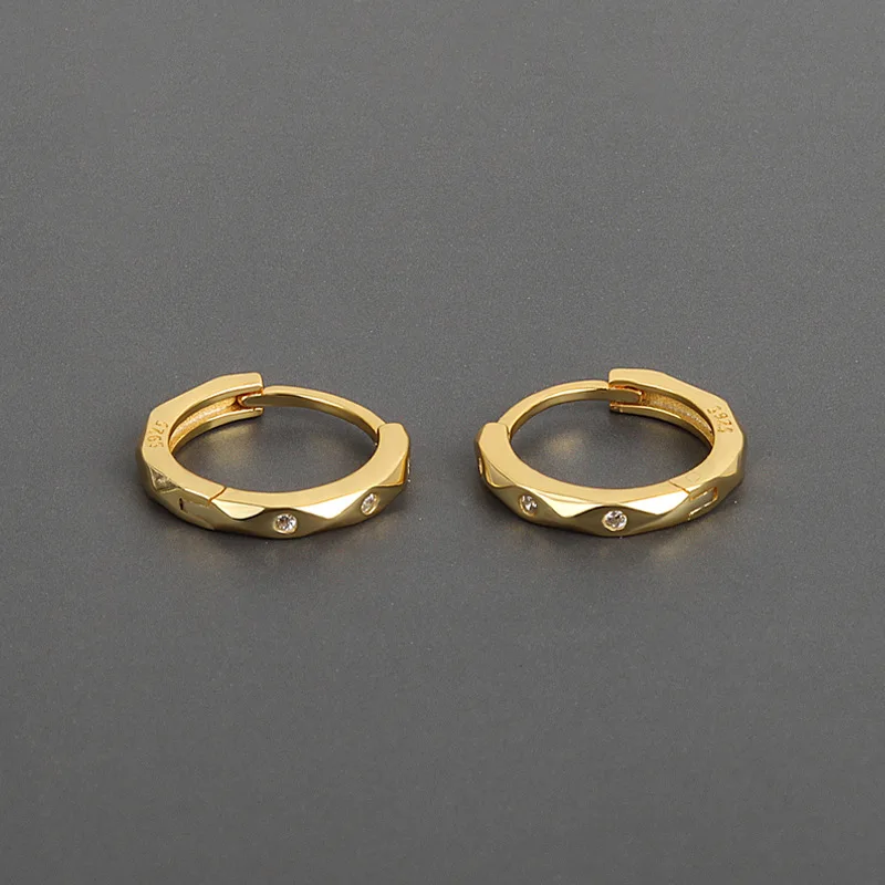 Korean Minimalist Design 18k Real Gold Plated Rhombus Hoop Earrings Crystal Rhinestone Circle Clip On Earrings For Women
Korean Minimalist Design 18k Real Gold Plated Rhombus Hoop Earrings Crystal Rhinestone Circle Clip On Earrings For Women