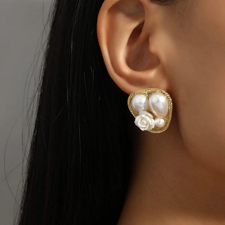 French Retro Geometric Pearl Shell Fashion Jewelry Gold Earrings Geometric Triangular Large Stud Earrings
French Retro Geometric Pearl Shell Fashion Jewelry Gold Earrings Geometric Triangular Large Stud Earrings