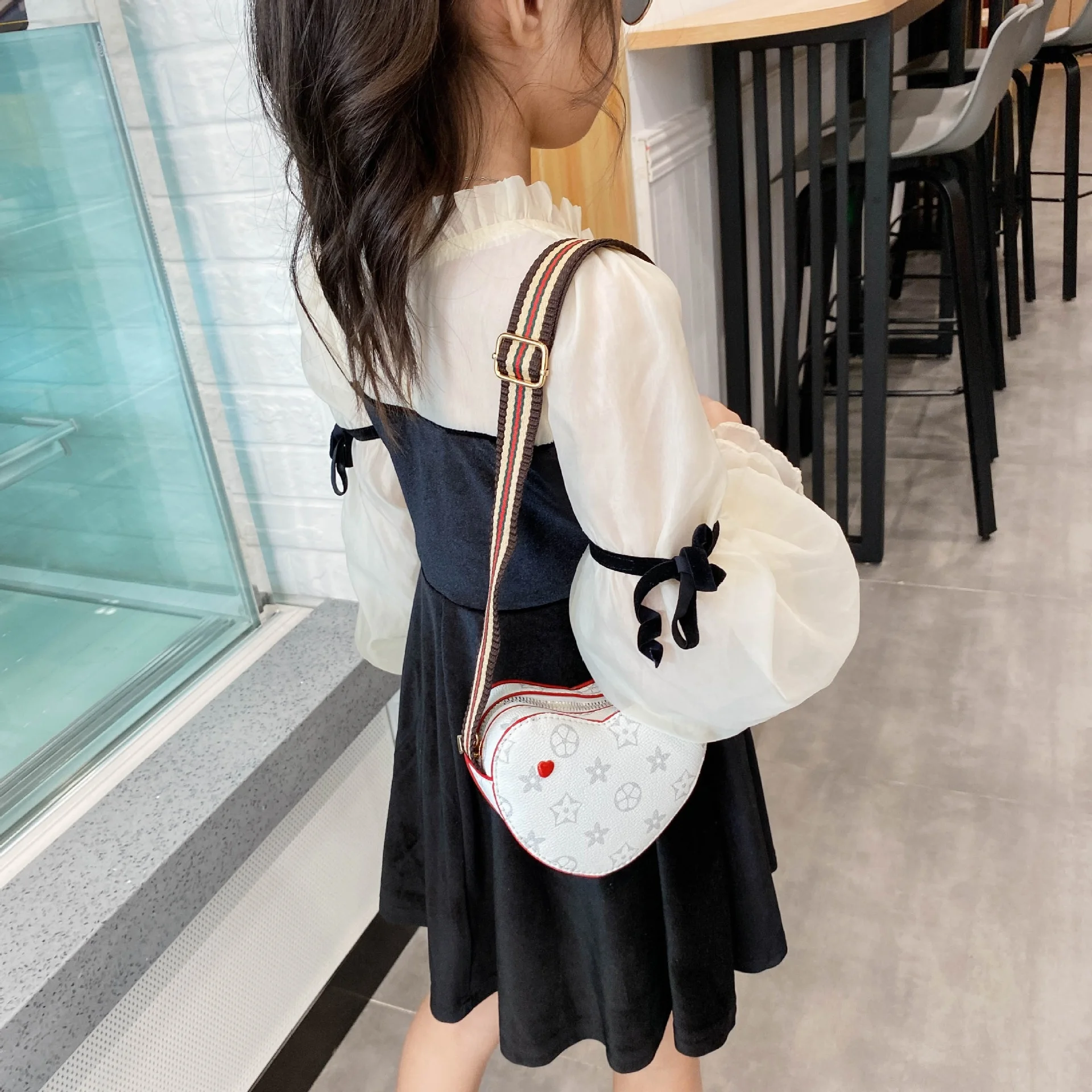 2021New Korean fashion cute smiley face small round bag shoulder crossbody small shoulder bag children parent-child coin purse
2021New Korean fashion cute smiley face small round bag shoulder crossbody small shoulder bag children parent-child coin purse