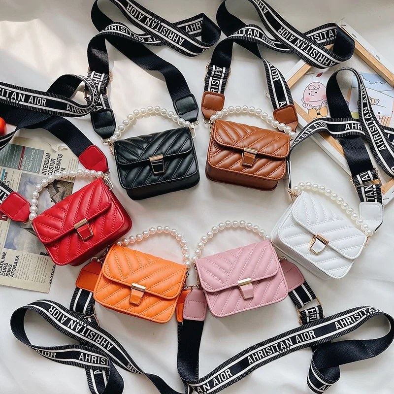 Korean simple children's bag shoulder messenger Girls Fashion Princess Pearl hand holding wide shoulder strap girls' small bag
Korean simple children's bag shoulder messenger Girls Fashion Princess Pearl hand holding wide shoulder strap girls' small bag