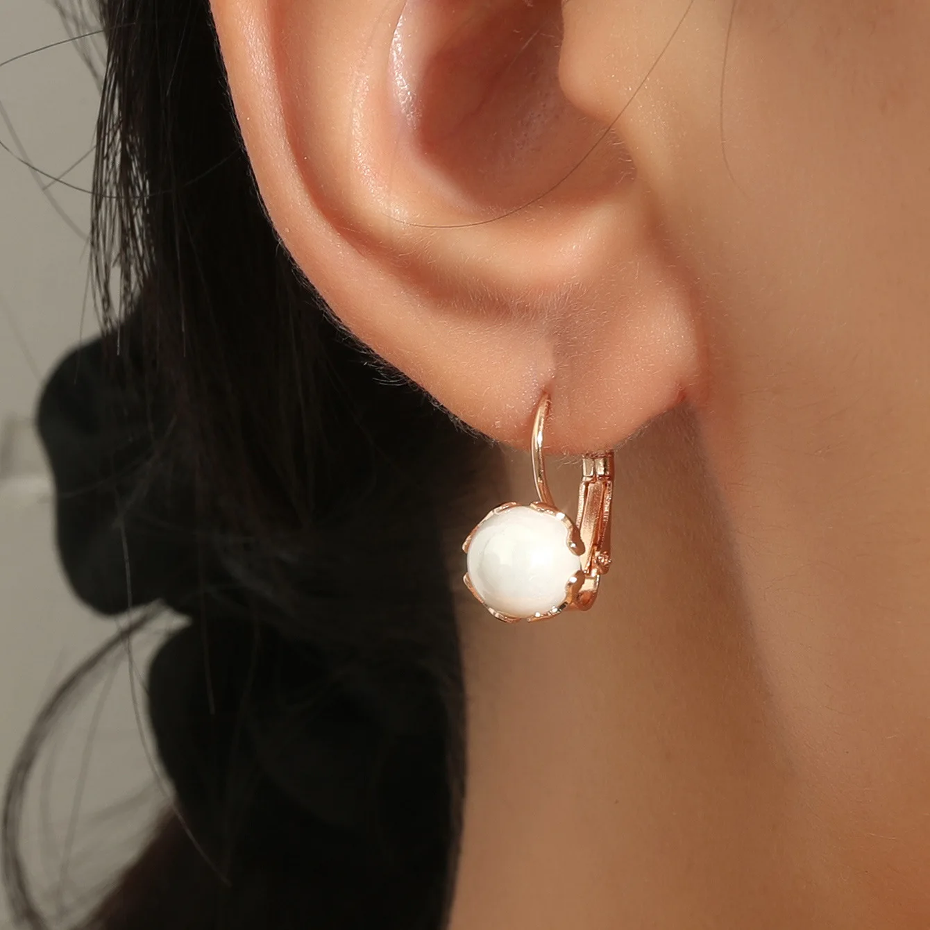 2022 New Fashion Real Gold Plated Pearl Drop Clip On Earrings Temperament Faux Pearl Huggie Earrings for Women Ladies
2022 New Fashion Real Gold Plated Pearl Drop Clip On Earrings Temperament Faux Pearl Huggie Earrings for Women Ladies