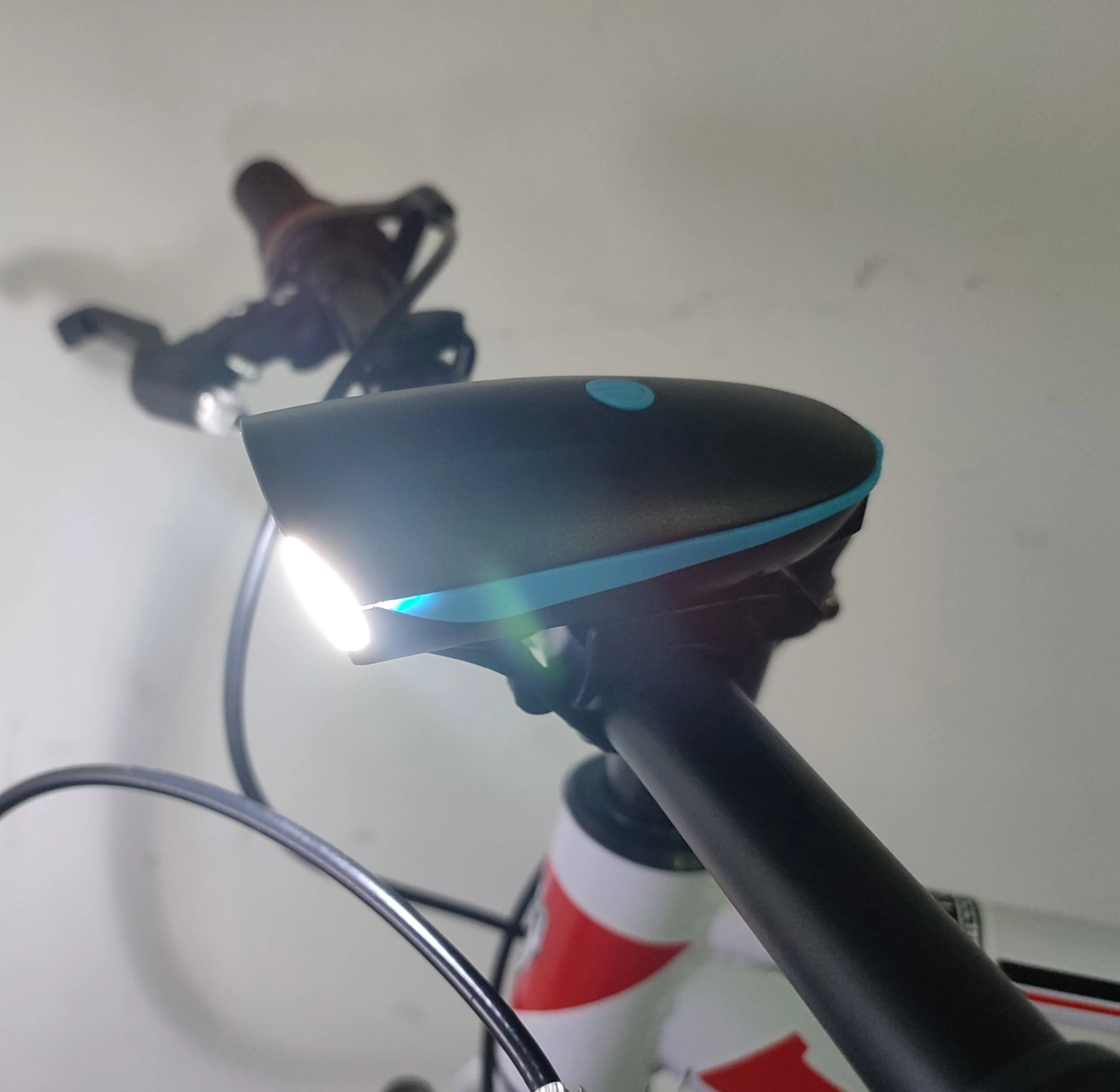 USB Charging Bike Light Horn 250lm Bicycle Light Headlight Cycling Multifunction Ultra Bright 120db Horn Bicycle Light, Black blue red
USB Charging Bike Light Horn 250lm Bicycle Light Headlight Cycling Multifunction Ultra Bright 120db Horn Bicycle Light, Black blue red