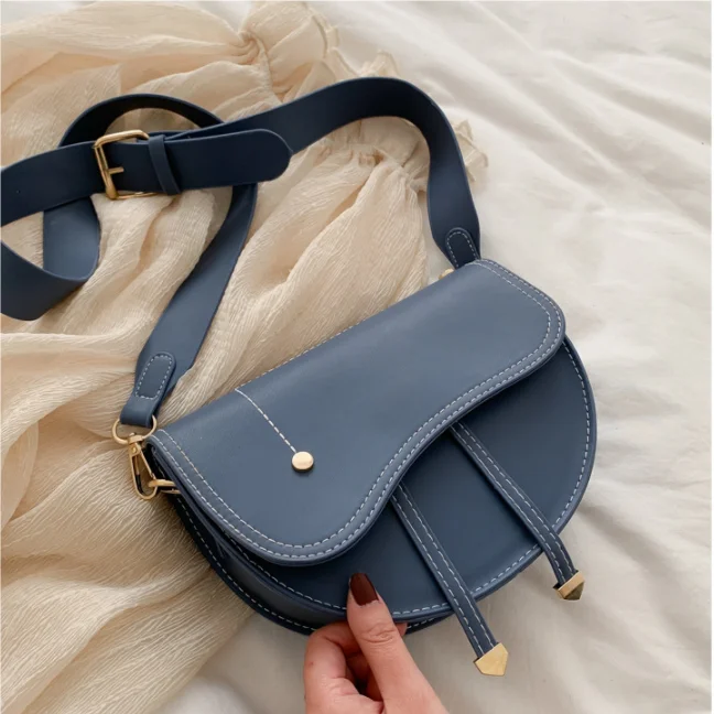 New Fashion Saddle Women Bag One Shoulder Handle Trend Casual Hasp Zipper PU Material Polyester Inside Lock Ornament Bag #1234
New Fashion Saddle Women Bag One Shoulder Handle Trend Casual Hasp Zipper PU Material Polyester Inside Lock Ornament Bag #1234