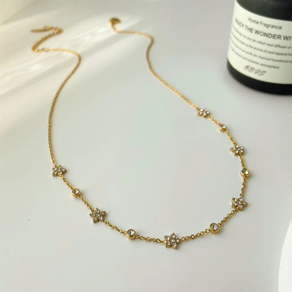 Hot selling exquisite clavicle chain jewelry Splicing small flower circular zircon chains Stainless steel gold-plated necklace
Hot selling exquisite clavicle chain jewelry Splicing small flower circular zircon chains Stainless steel gold-plated necklace