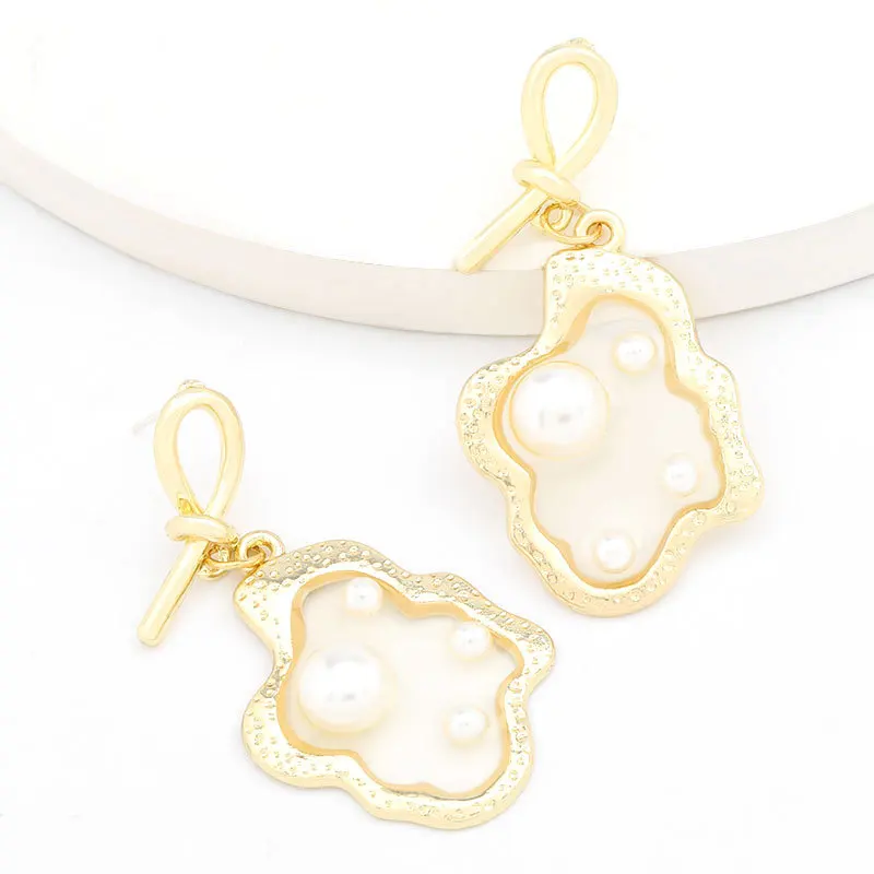 2020 Korean Trendy Gold Irregular Pendant Earrings Geometry Twist Resin Pearl Earrings For Women
2020 Korean Trendy Gold Irregular Pendant Earrings Geometry Twist Resin Pearl Earrings For Women