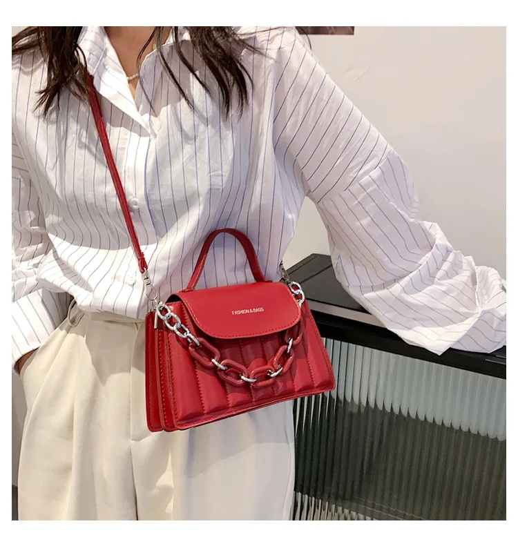New simple and fashionable design PU leather chain imitation embroidery thread portable shoulder bag
New simple and fashionable design PU leather chain imitation embroidery thread portable shoulder bag
