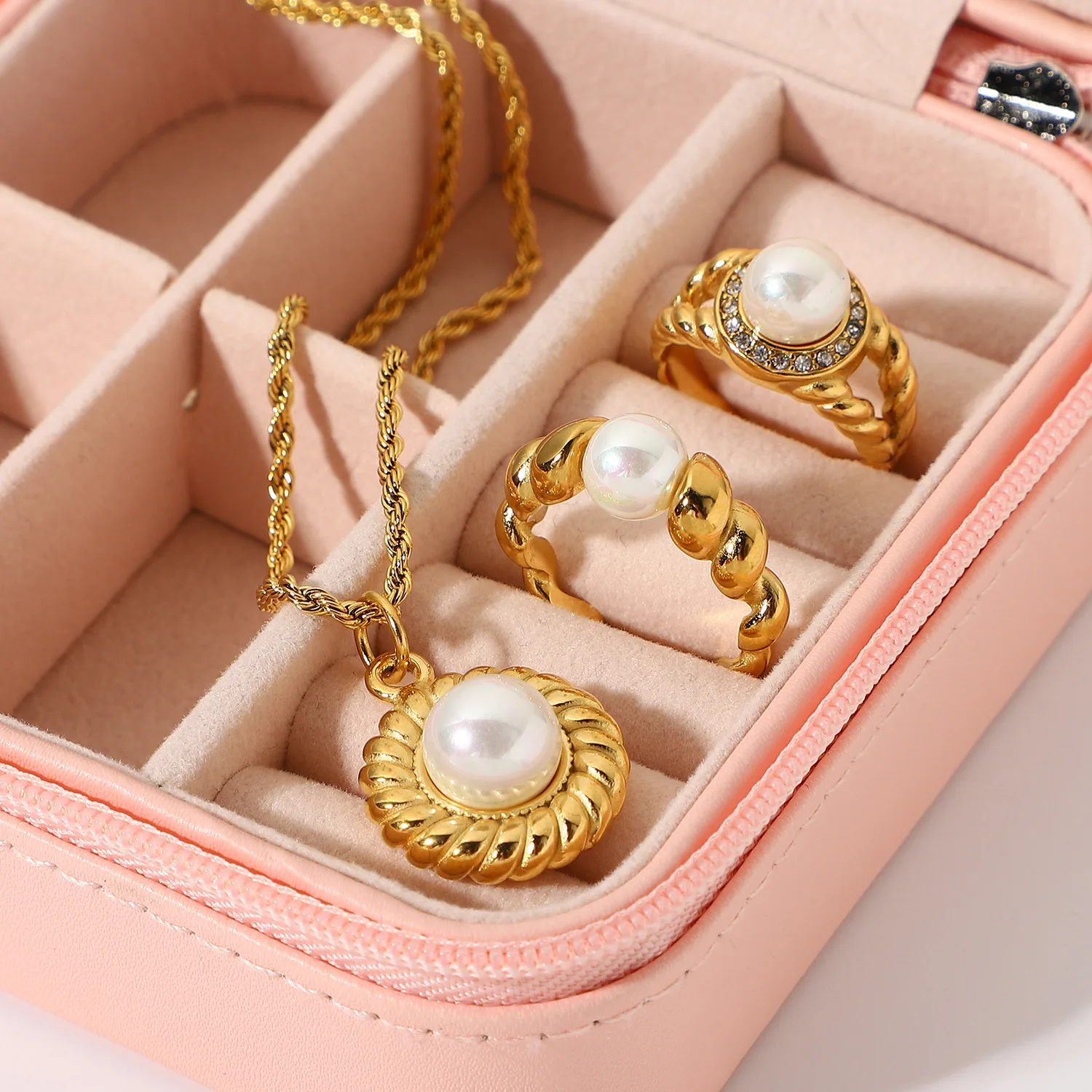 18k gold PVD cost stainless steel pearl necklace women's fashion croissant natural shell pendant necklace
18k gold PVD cost stainless steel pearl necklace women's fashion croissant natural shell pendant necklace