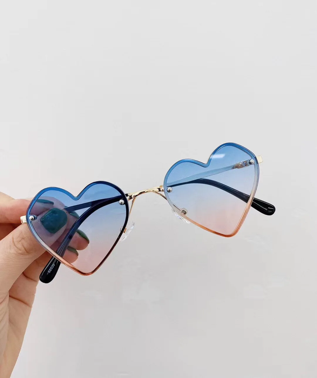 New style fashion child vintage sunglass candy color kids cute heart glasses boys girls sunglasses, As the picture show
New style fashion child vintage sunglass candy color kids cute heart glasses boys girls sunglasses, As the picture show