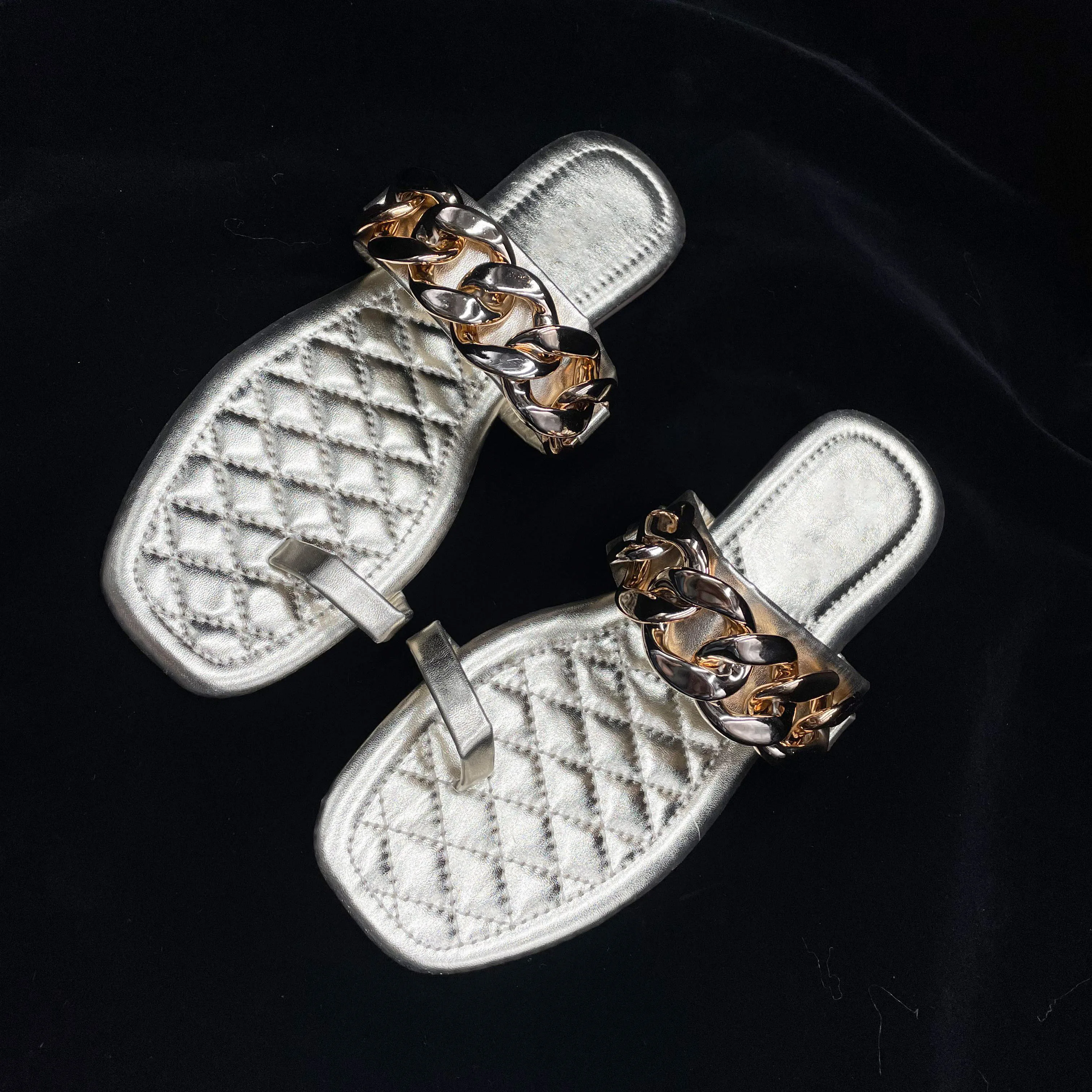 2021 European and American new simple included angle slipper flat shoes for women leisure chain ladies slippers and sandals, Pink,gold,black
2021 European and American new simple included angle slipper flat shoes for women leisure chain ladies slippers and sandals, Pink,gold,black
