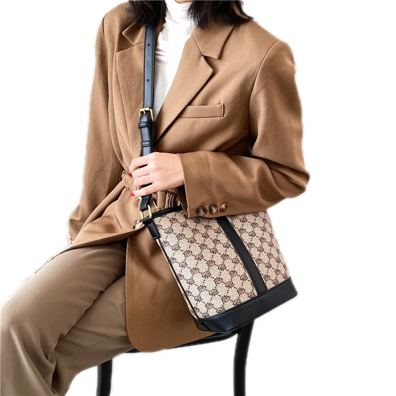 2021 New Arrivals Designer Pu Leather Vintage Luxury Printed Fashion Cross Body Shoulder Bag Tote Solid Color
2021 New Arrivals Designer Pu Leather Vintage Luxury Printed Fashion Cross Body Shoulder Bag Tote Solid Color