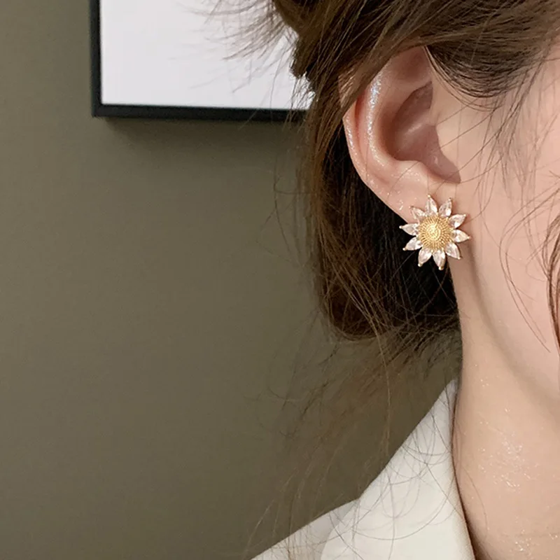Vershal D-15 Korean 18k Gold Silver Plated Vintage Retro Zircon Sunflower Stud Women Earrings
Vershal D-15 Korean 18k Gold Silver Plated Vintage Retro Zircon Sunflower Stud Women Earrings