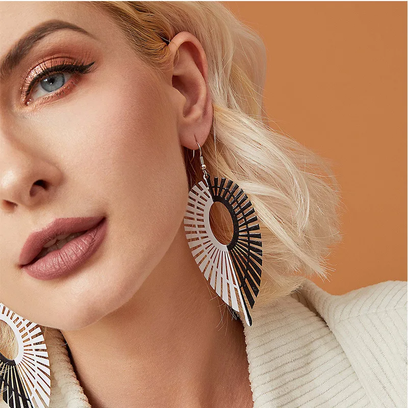 creative metal alloy leaf shaped earrings personality black and white symmetrical tear water drop shaped earrings, Picture
creative metal alloy leaf shaped earrings personality black and white symmetrical tear water drop shaped earrings, Picture
