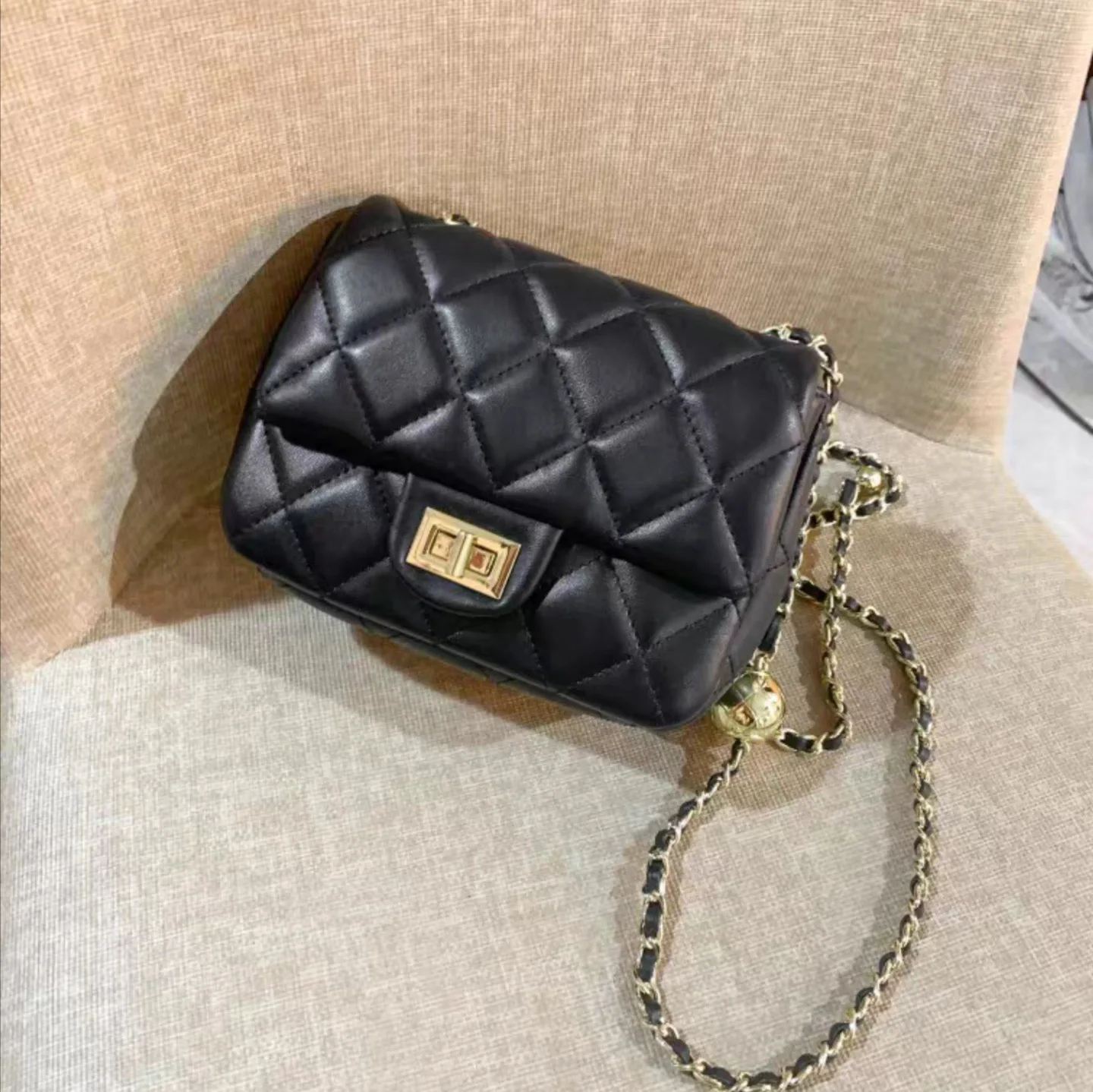 2021 New Classic Gold Ball Fashion Metal Ball Slant Women Ladies Shoulder One-Shoulder Rhomboid Chain Slant Bag Custom Logo, Customized color
2021 New Classic Gold Ball Fashion Metal Ball Slant Women Ladies Shoulder One-Shoulder Rhomboid Chain Slant Bag Custom Logo, Customized color