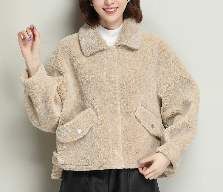 Chinese Clothing Factory Wholesale winter ladies short style loose irregularity faux shearling fur lining coat
Chinese Clothing Factory Wholesale winter ladies short style loose irregularity faux shearling fur lining coat