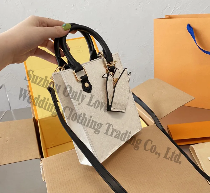 2021 Top Quality Square Shape Three Straps Ture Leather Mini Shoulder Crossbody bag handbags
2021 Top Quality Square Shape Three Straps Ture Leather Mini Shoulder Crossbody bag handbags