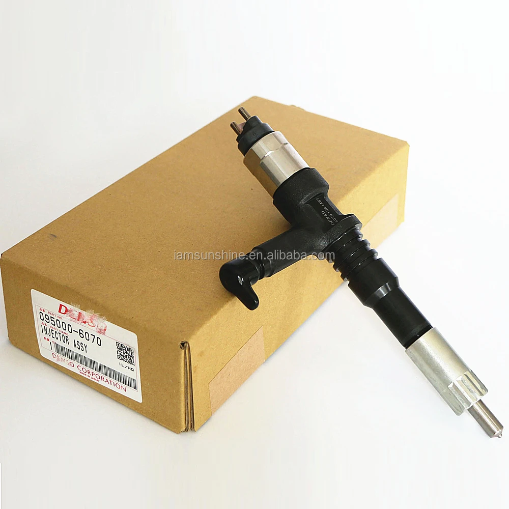 original new diesel fuel injector 0950006070 6251113100 6251-11-3100 095000-6070 for p450-8