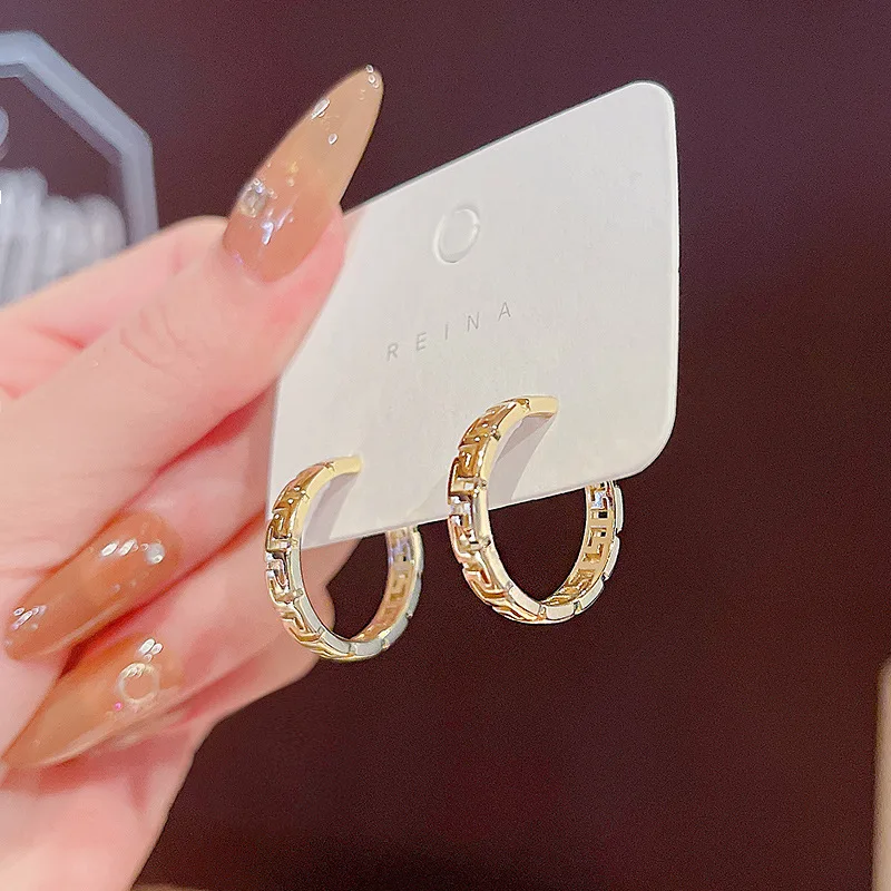 Antique Style S925 Sterling Silver Back C Shape Hoop Earring Retro Design Gold Plated Geometric Hollow Hoop Earring
Antique Style S925 Sterling Silver Back C Shape Hoop Earring Retro Design Gold Plated Geometric Hollow Hoop Earring