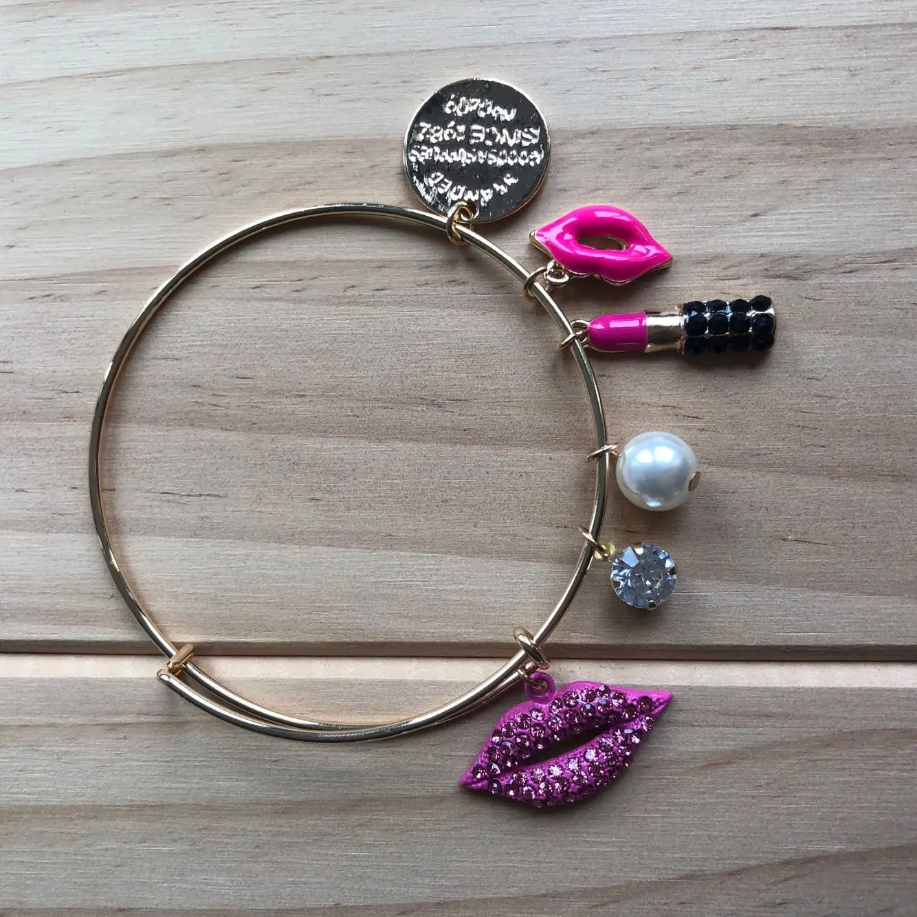 fashion lips lipstick cosmetic charm bangle bracelets lady custom charm expandable metal bangles bracelets girlfriends gifts
fashion lips lipstick cosmetic charm bangle bracelets lady custom charm expandable metal bangles bracelets girlfriends gifts