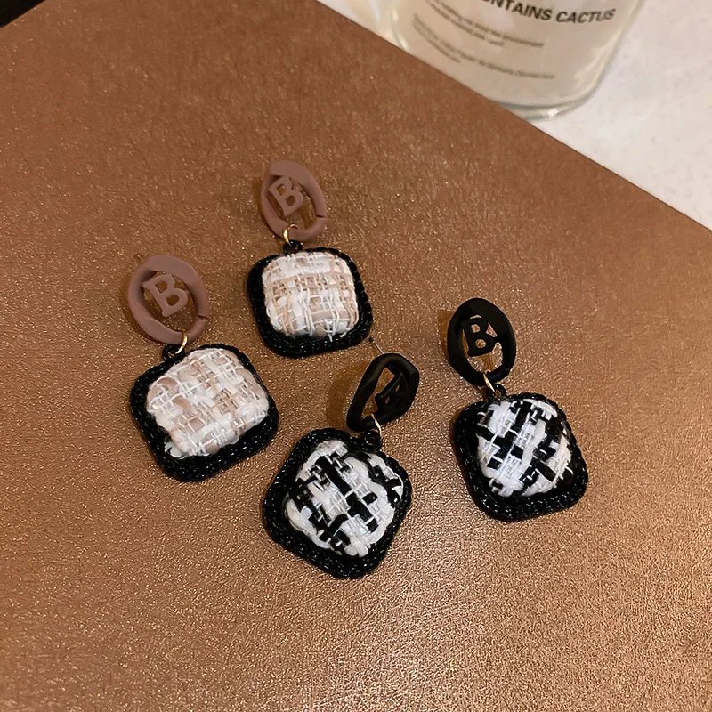 fall drop square fashion letter earrings
fall drop square fashion letter earrings