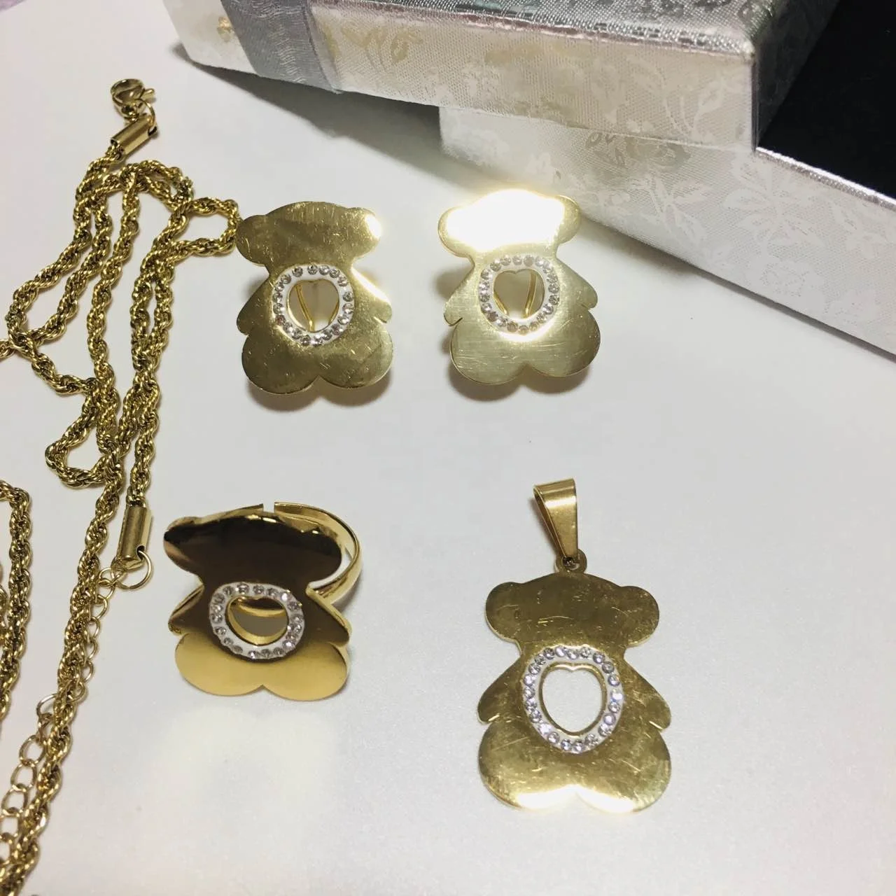 Fashion Woman and Girl 18 K Gold Plating Belt Bear Shaped Stainless Steel Jewelry Set with Omoga Ear Clip and Thick Chain
Fashion Woman and Girl 18 K Gold Plating Belt Bear Shaped Stainless Steel Jewelry Set with Omoga Ear Clip and Thick Chain