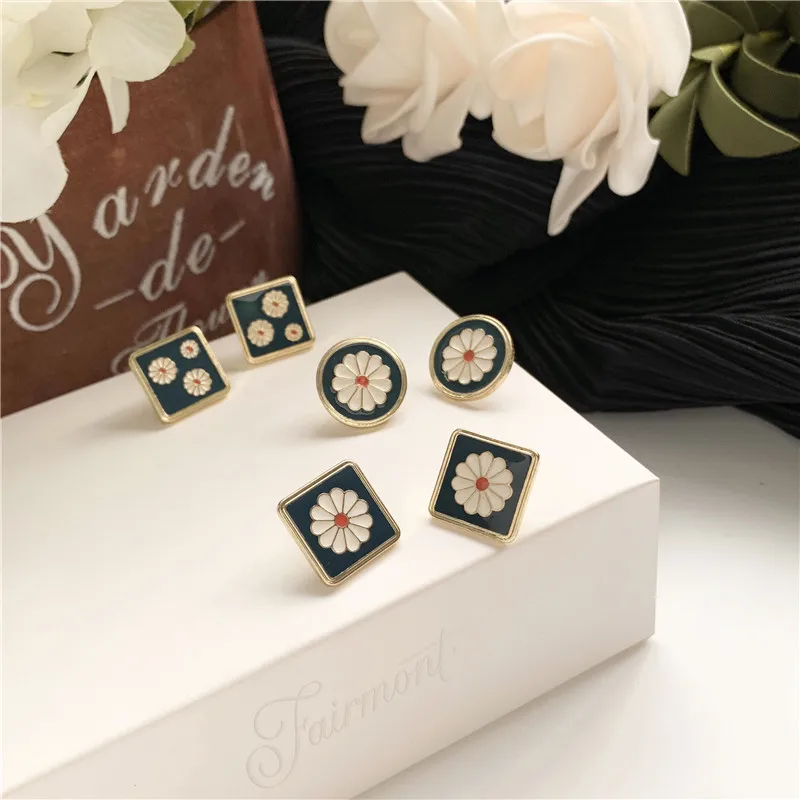 S925 silver needle retro baroque Daisy earrings personality geometric earrings for women
S925 silver needle retro baroque Daisy earrings personality geometric earrings for women