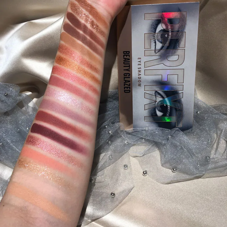 Wholesale 18 color empty circle makeup paint style palette packaging round eyeshadow palette
Wholesale 18 color empty circle makeup paint style palette packaging round eyeshadow palette