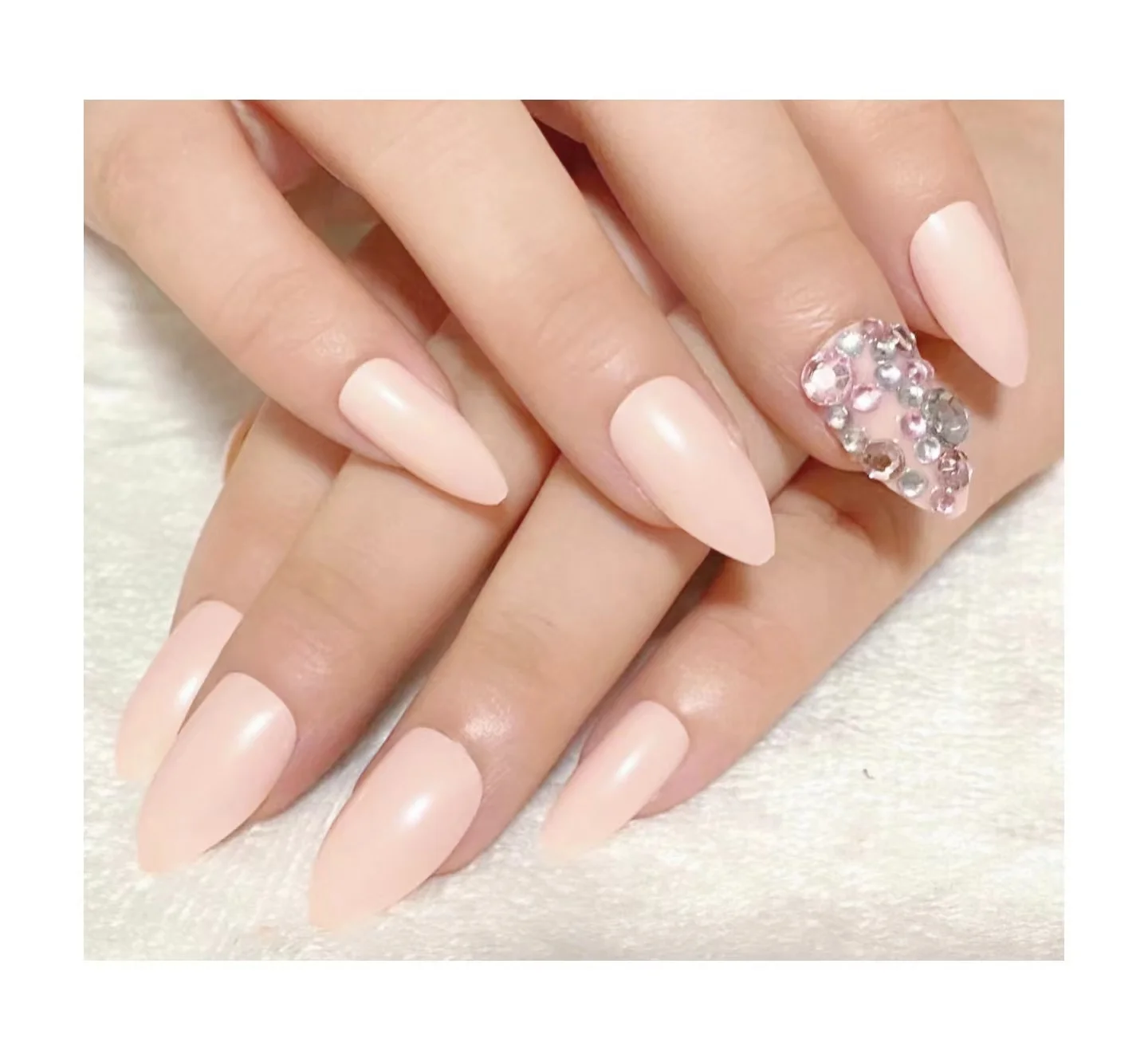 French manicure tips, diamonds and luxury fake nails, full coverage girls fake nails
French manicure tips, diamonds and luxury fake nails, full coverage girls fake nails
