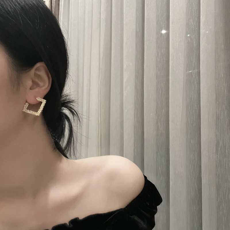 Vershal D-28 Vintage 18k Gold Plated Hot Sale Zircon Square Hoop Earrings For Women Jewelry 2021
Vershal D-28 Vintage 18k Gold Plated Hot Sale Zircon Square Hoop Earrings For Women Jewelry 2021