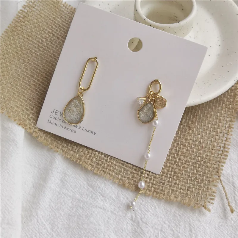 New Korean temperament acrylic crystal zircon pearl earrings fine chain chic asymmetric earrings fashion all-match jewelry 2020, Gold
New Korean temperament acrylic crystal zircon pearl earrings fine chain chic asymmetric earrings fashion all-match jewelry 2020, Gold